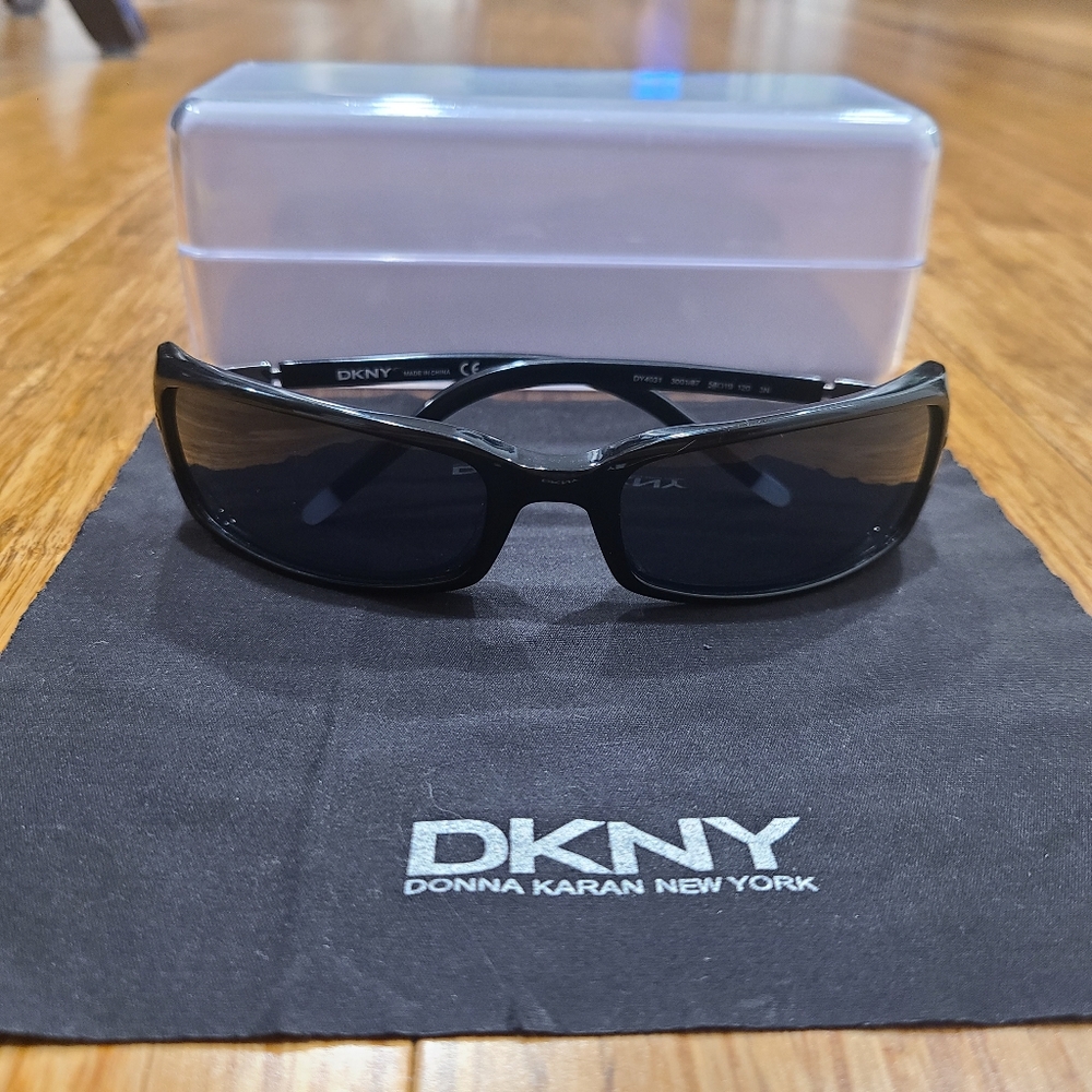 🕶 DKNY Designer Women's Black Sunglasses with Hard Case & Cleaning Cloth